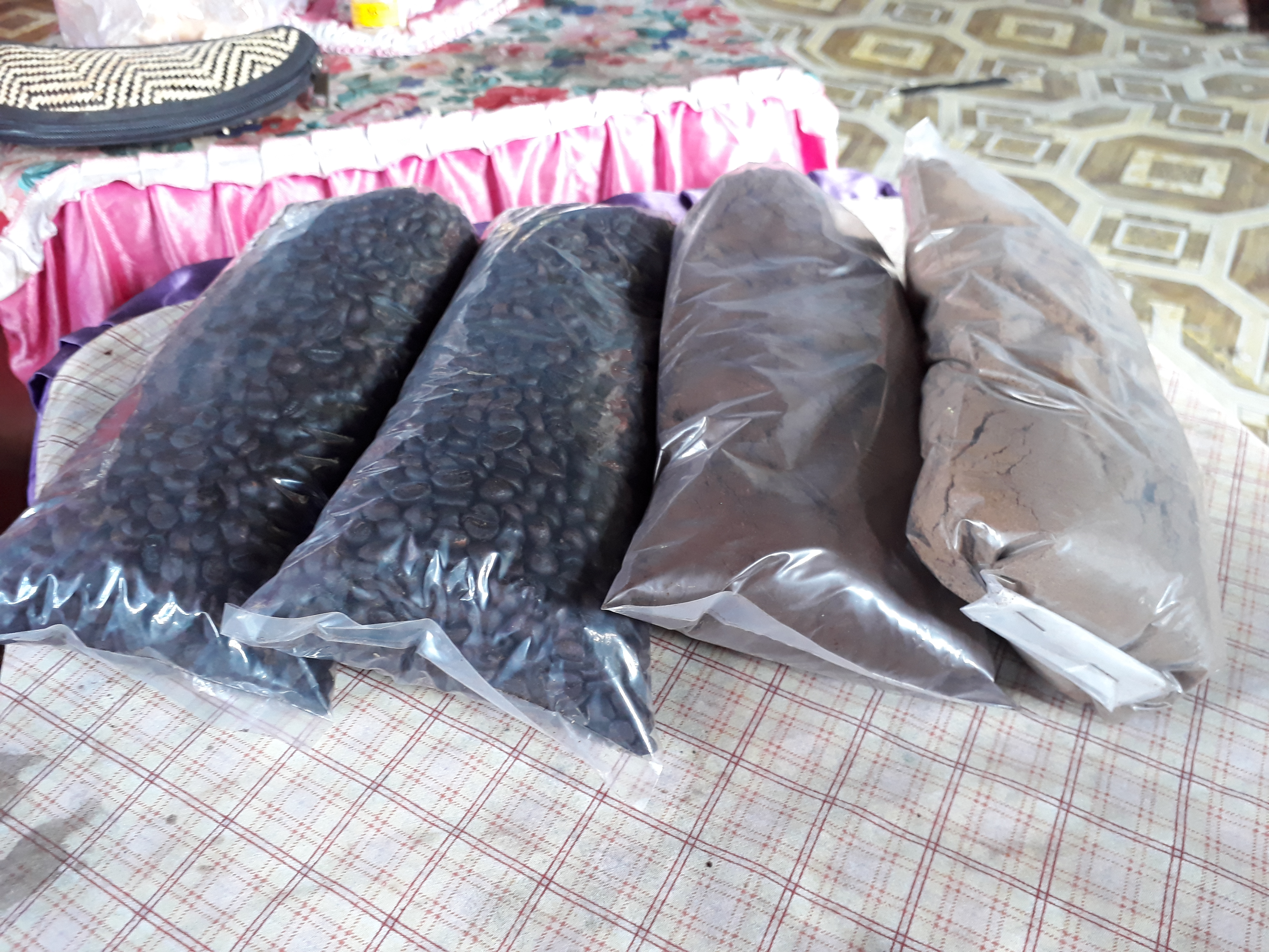 Usaha Perempuan Membuat Kopi Pekurehua Terkenal