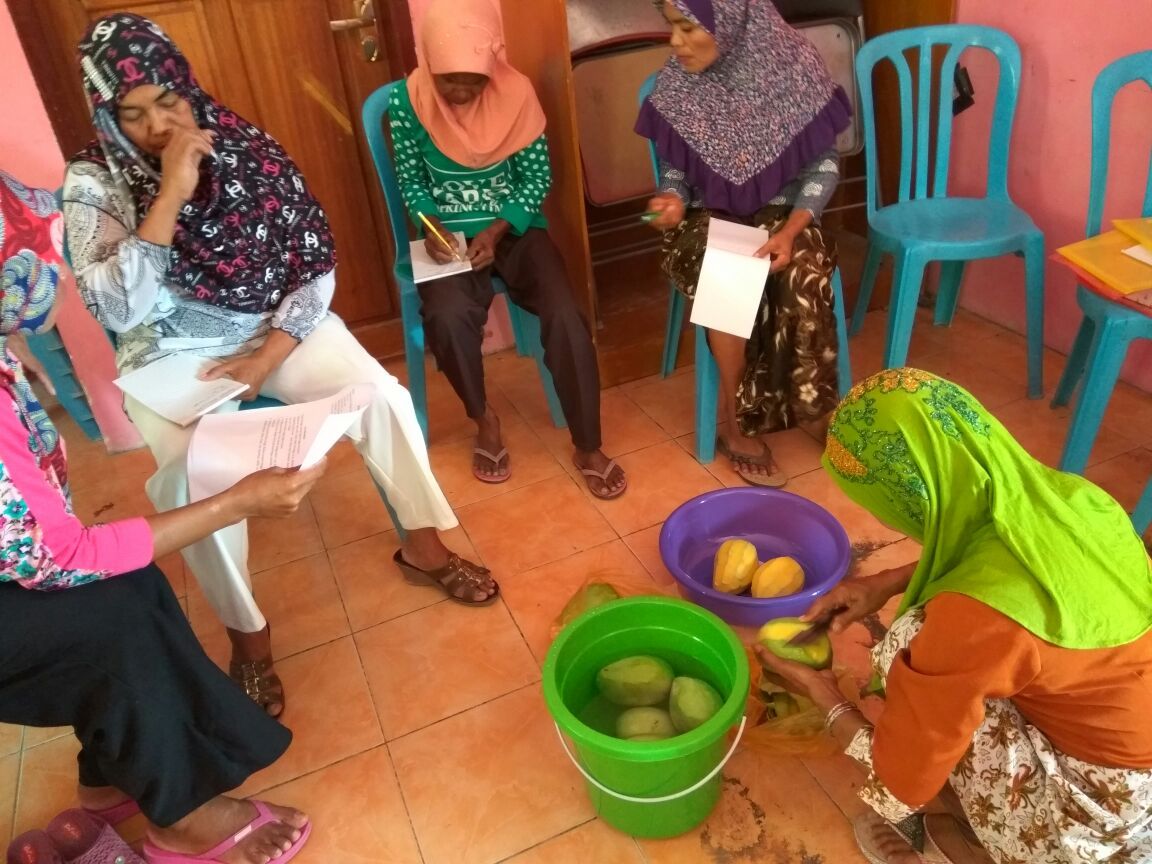 Perempuan Loli Mengolah Mangga MenJadi Sirup dan Dodol