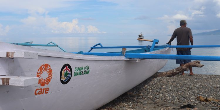 Salah seorang Anggota Kelompok Nelayan Ikan Terbang Desa Tondo Kecamatan Sirenja Kabupaten Donggala, Sulawesi Tengah sedang menyiapkan perahu yang merupakan bantuan dari Yayasan Care Peduli untuk membantu memulihkan penghidupan kelompok nelayan pascagempa bumi, tsunami dan dampak dimasa pandemi.Kredit Photo Fandi