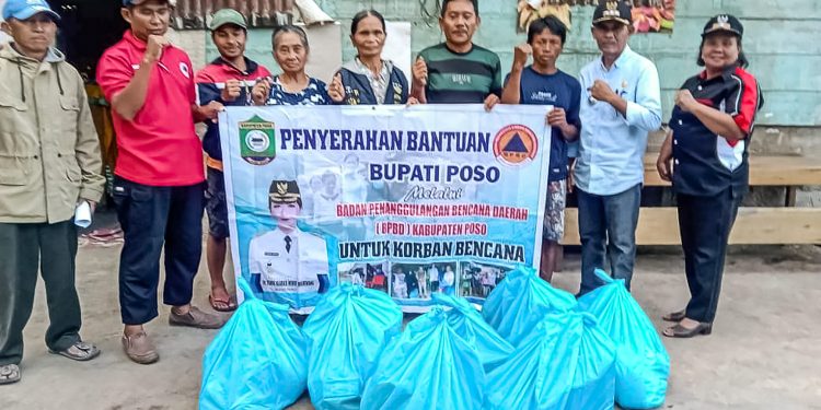 BPBD Poso Serahkan Bantuan bagi Warga Terdampak Angin Puting Beliung di Bariri
