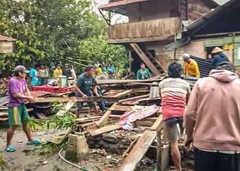 Hujan Disertai Angin Kencang Landa Desa Bariri.