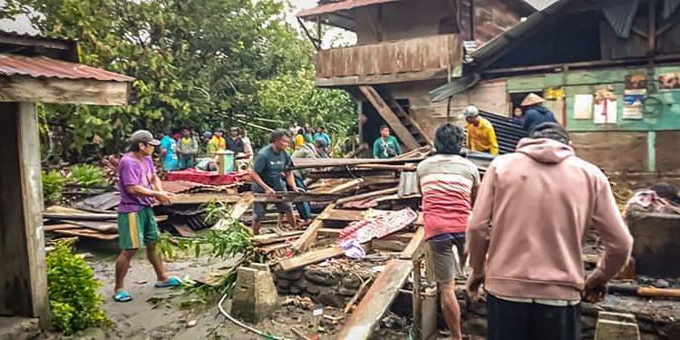 Hujan Disertai Angin Kencang Landa Desa Bariri.