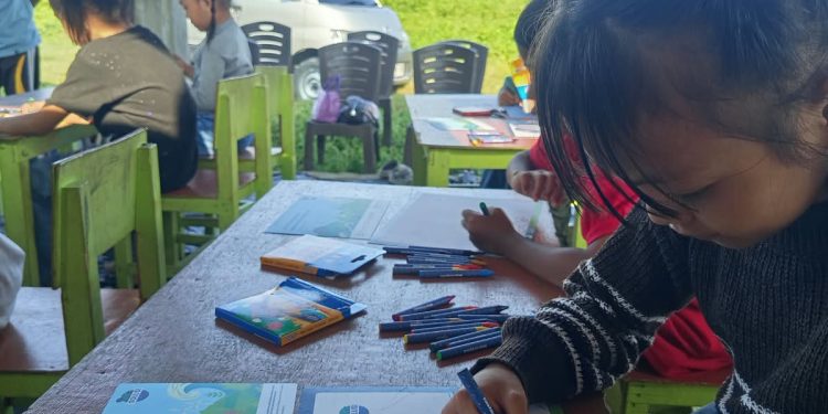Semarak memperingati Hari Ulang Tahun ke-81 Republik Indonesia di Desa Oncone, Kecamatan Tinombo Selatan, Kabupaten Parigi Moutong, diisi dengan kegiatan edukatif yang mengajak anak-anak mengenal pentingnya menjaga lingkungan. Sejumlah anak Sekolah Dasar (SD) dan Pendidikan Anak Usia Dini (PAUD), bersama orang tua pendamping, mengikuti lomba mewarnai dan bermain kwartet bertema lingkungan, Sabtu (16/08/2026).