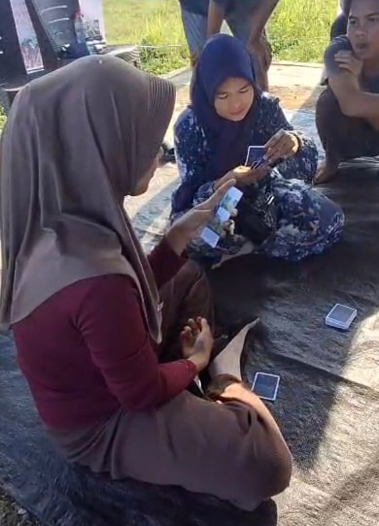 Semarak memperingati Hari Ulang Tahun ke-81 Republik Indonesia di Desa Oncone, Kecamatan Tinombo Selatan, Kabupaten Parigi Moutong, diisi dengan kegiatan edukatif yang mengajak anak-anak mengenal pentingnya menjaga lingkungan. Sejumlah anak Sekolah Dasar (SD) dan Pendidikan Anak Usia Dini (PAUD), bersama orang tua pendamping, mengikuti lomba mewarnai dan bermain kwartet bertema lingkungan, Sabtu (16/08/2026).